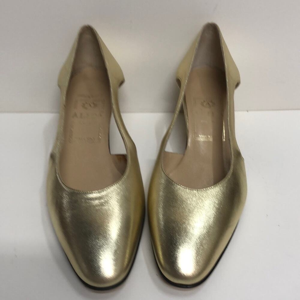 Alida Made in Italy Gold Pump with Side Cut